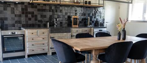 Een koelkast, een microgolfoven, een oven, een kookplaat