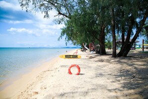 Beach nearby, free beach shuttle, beach bar