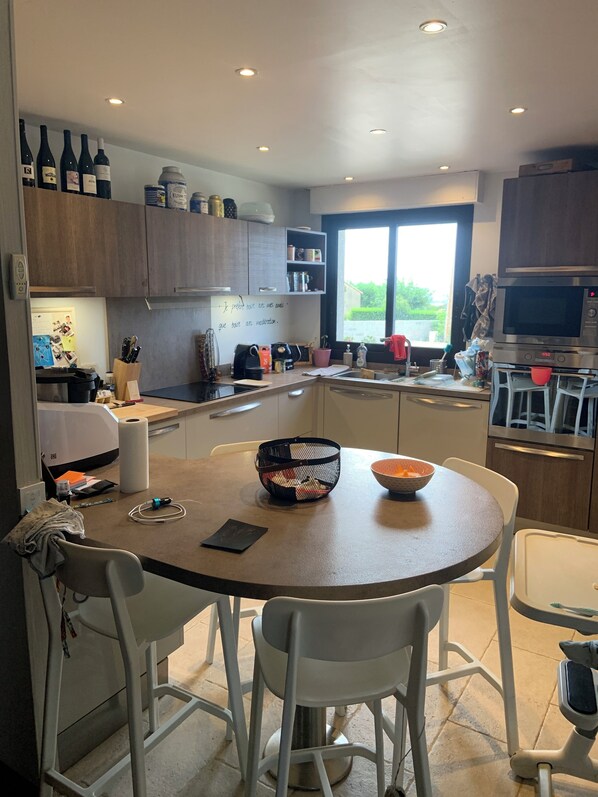 Mikrobølgeovn, ovn, kokeplater og oppvaskmaskin