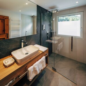 Superior Double Room, Balcony | Bathroom | Hair dryer, slippers - Wellnesshote Engadin  (Samnaun)