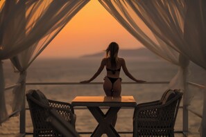 Outdoor dining - Bodrum Villa BOSS 2 : 6BR Villa with Seaview 24/7 Security and Private Beach (Bogaziçi)