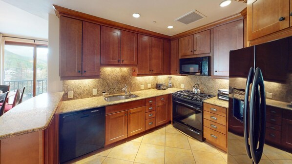 Refrigerador, horno, parrilla de estufa y cafetera y tetera 