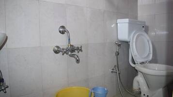 Shower, rainfall showerhead, free toiletries, towels