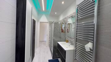 Appartamento Superior | Bagno | Doccia, soffione a pioggia, pantofole, asciugamani