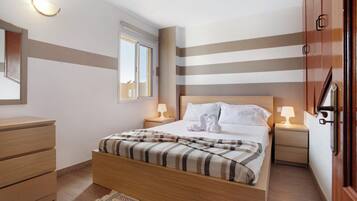 3 dormitorios, tabla de planchar con plancha, wifi gratis y ropa de cama