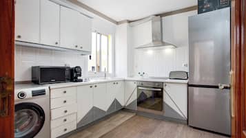 Een koelkast, een microgolfoven, een oven, een kookplaat