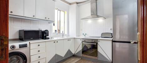 Een koelkast, een microgolfoven, een oven, een kookplaat