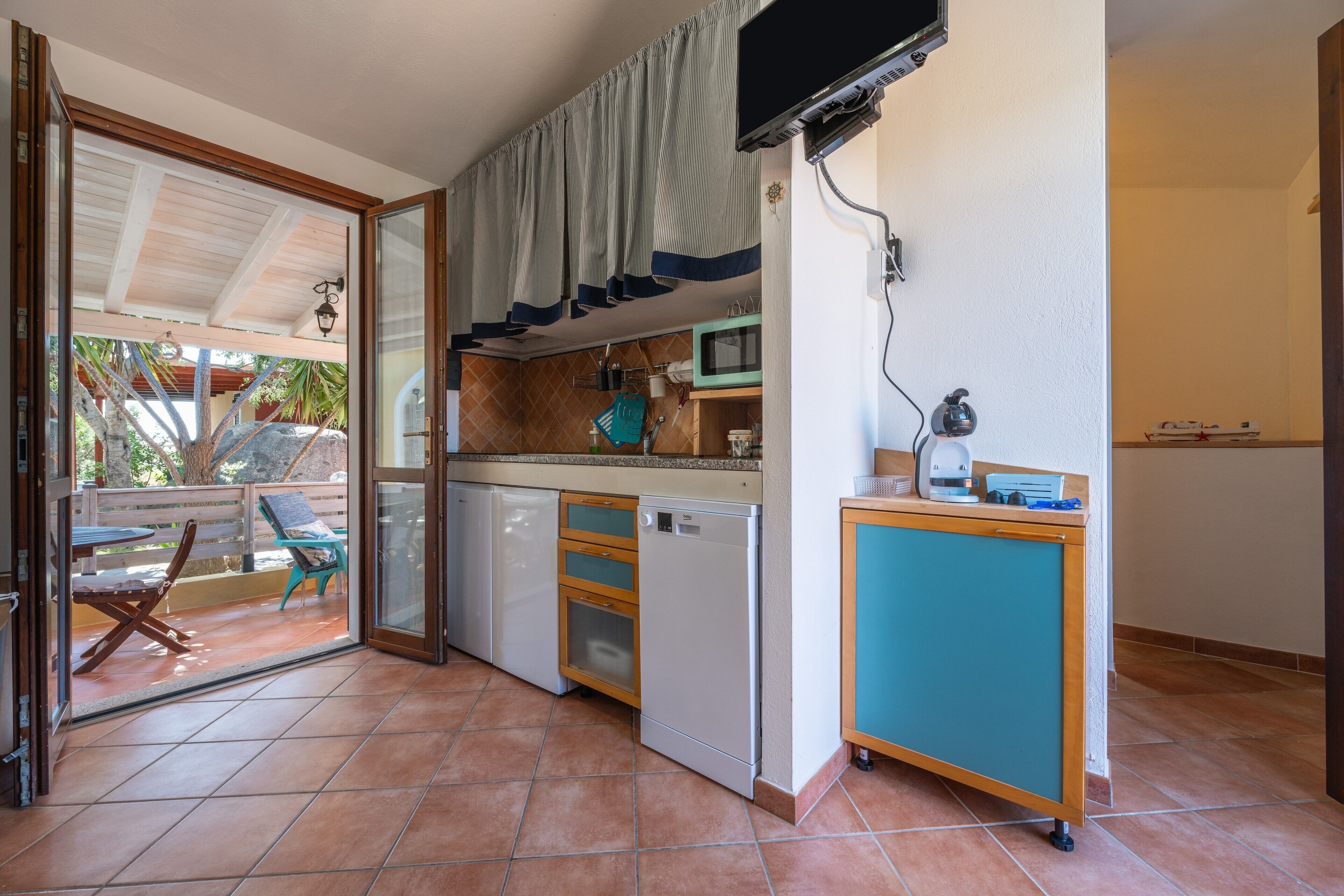 Réfrigérateur, micro-ondes, plaque de cuisson, lave-vaisselle