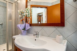 Douche, sèche-cheveux, serviettes fournies