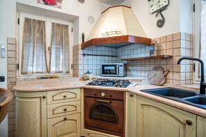 Kylskåp, mikrovågsugn, ugn och spishäll