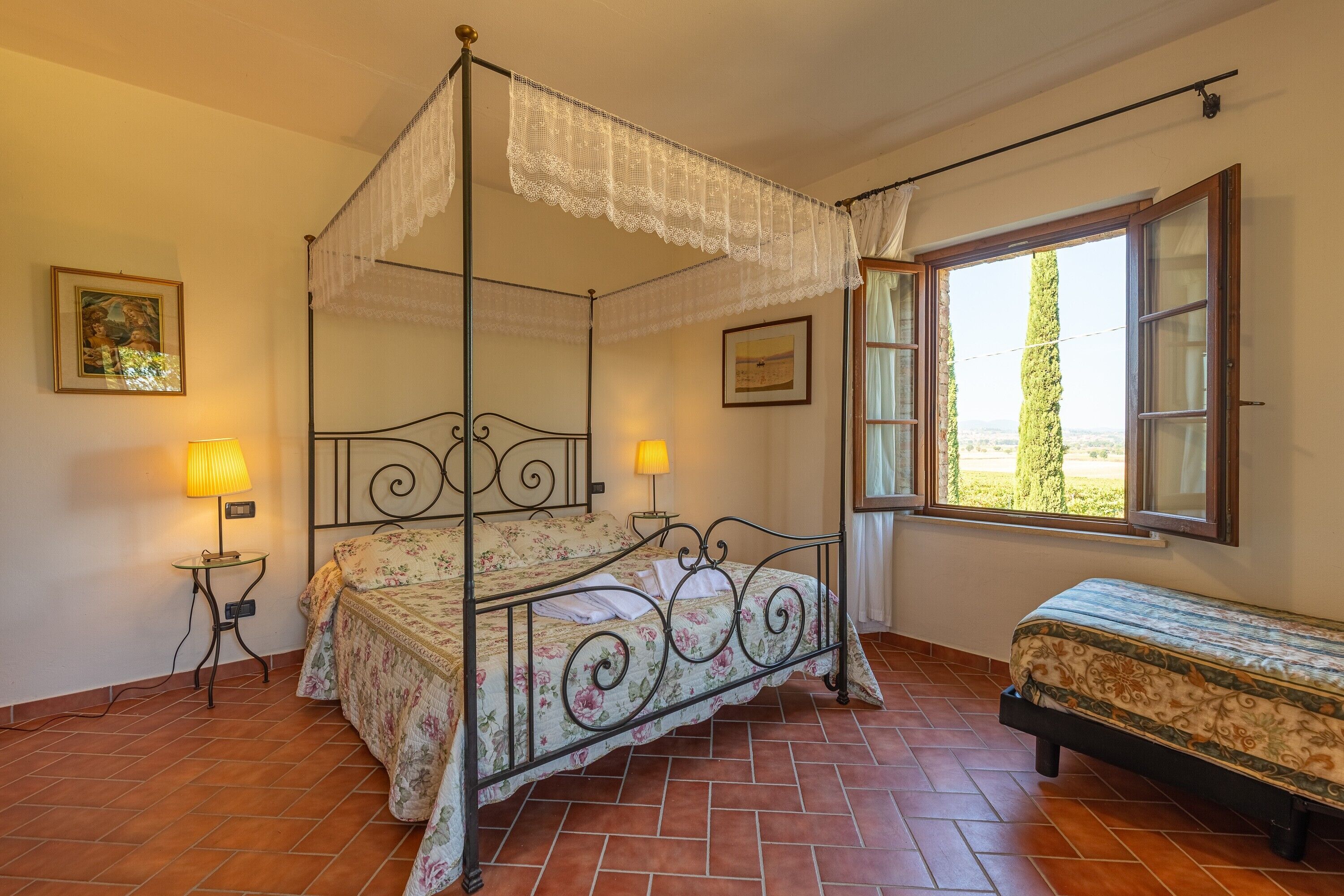 4 bedrooms, iron/ironing board, WiFi (free), bed sheets
