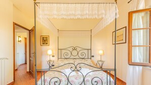 4 bedrooms, iron/ironing board, WiFi (free), bed sheets