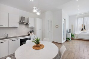 Frigorifero, microonde, forno, piano cottura