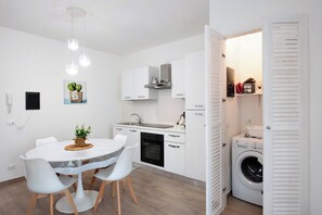 ثلاجة، ميكروويف، فرن، موقد طهي مسطح