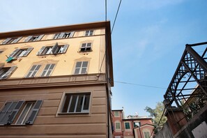 Ein mehrstöckiges Gebäude mit zahlreichen Fenstern und Balkonen, gestaltet im klassischen Stil.