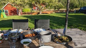 An outdoor dining table with various dishes and cooking utensils. - 2 bedroom villa in ã-stergã¶tlands lã¤n (Östergötlands län)