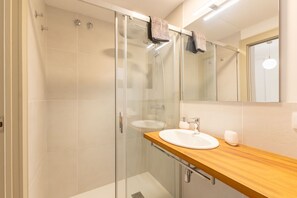 Een douche, een haardroger, een bidet, handdoeken