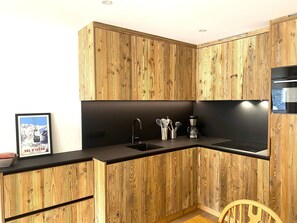 Réfrigérateur, four à micro-ondes, un four, lave-vaisselle