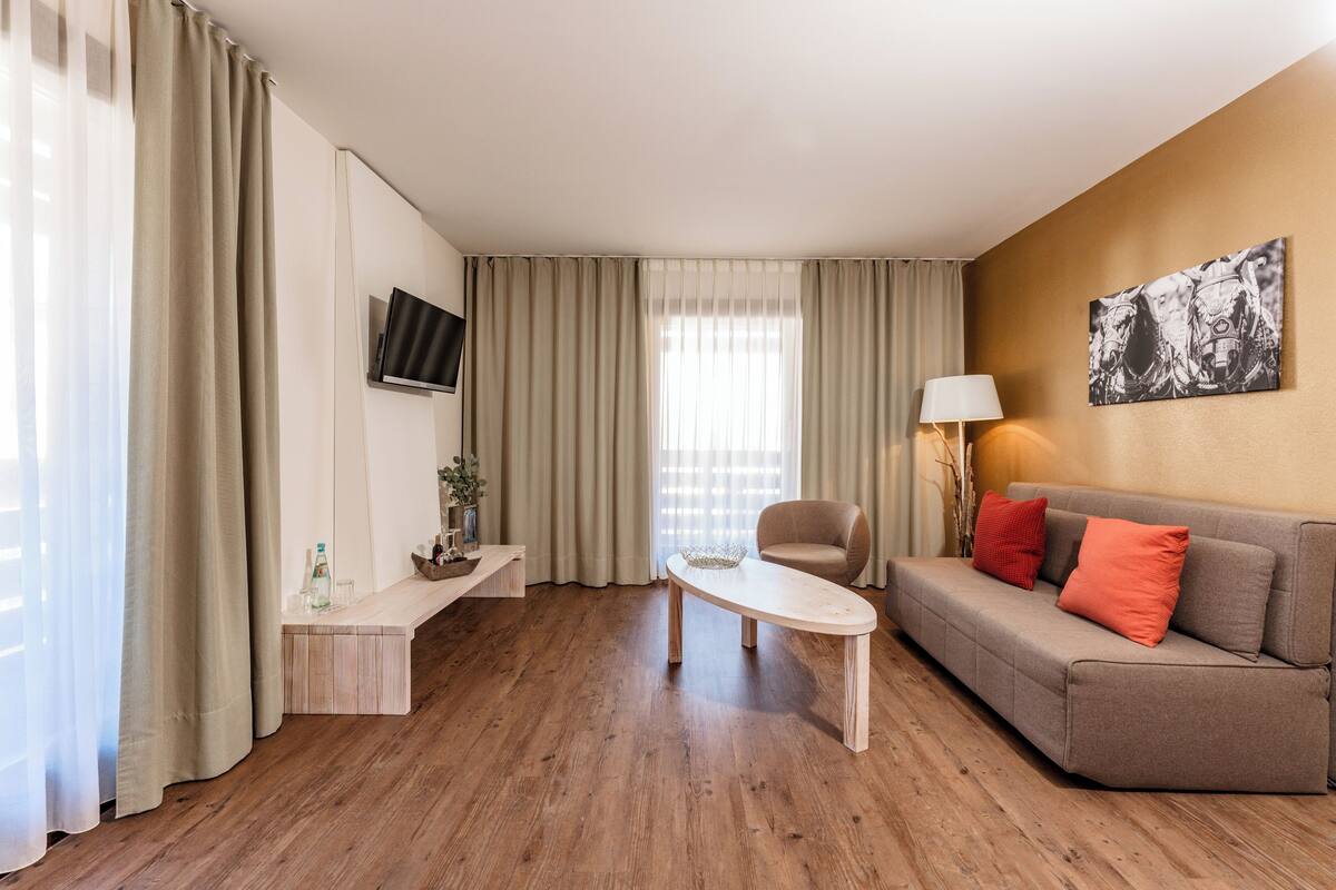 Junior Suite | Premium bedding, in-room safe, laptop workspace, blackout drapes