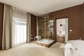 Habitación doble Deluxe | Baño | Amenidades de baño gratuitas, secadora de cabello, toallas, jabón 