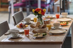 Free daily buffet breakfast