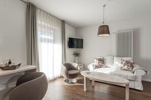 Deluxe dubbelrum | Sängtillbehör av högsta kvalitet och värdeförvaringsskåp på rummet