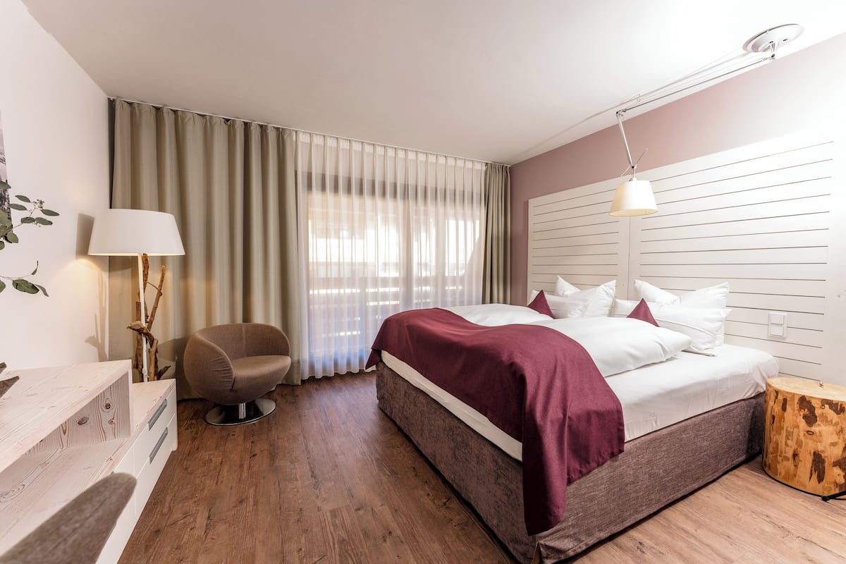 Habitación doble de diseñador | 1 habitación y ropa de cama de alta calidad