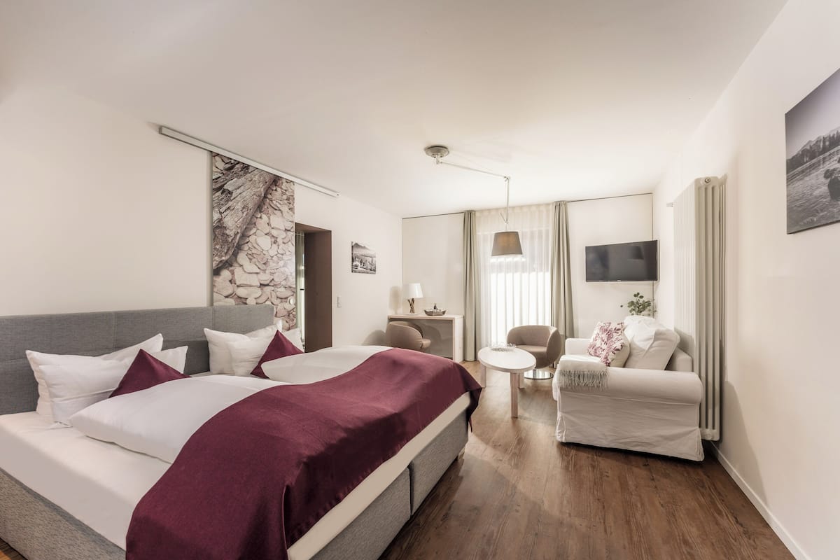Deluxe Double Room | Premium bedding, in-room safe, laptop workspace, blackout drapes