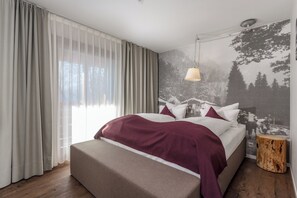 Design Apartment | Premium bedding, in-room safe, laptop workspace, blackout drapes - Hotel Villa Lago (Bad Wiessee)