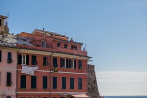 A multi-story building with balconies and a view of the sea. - Casa Teresa with AC and Balcony  (Vernazza)