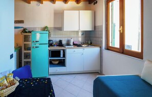 Kylskåp, mikrovågsugn, spishäll och kaffe- och tebryggare