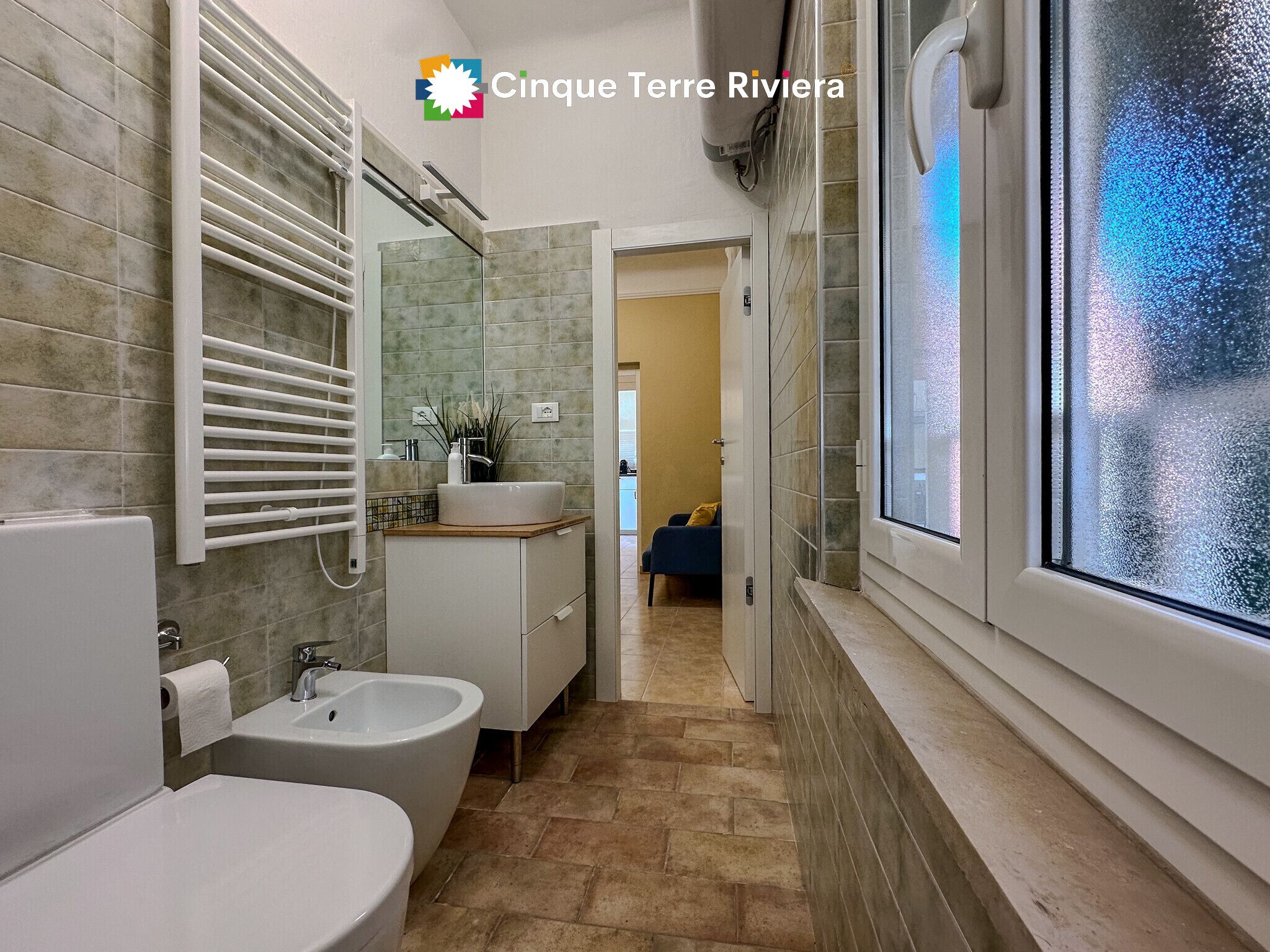 Dusche, umweltfreundliche Kosmetikartikel, Haartrockner, Bidet