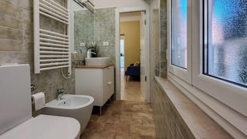 Douche, articles de toilette écologiques, sèche-cheveux, bidet