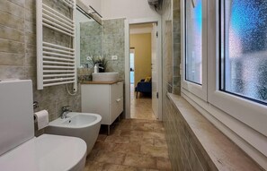 Douche, articles de toilette écologiques, sèche-cheveux, bidet