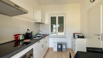 Frigorifero, microonde, forno, piano cottura