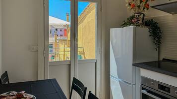 Kühlschrank, Mikrowelle, Ofen, Herdplatte