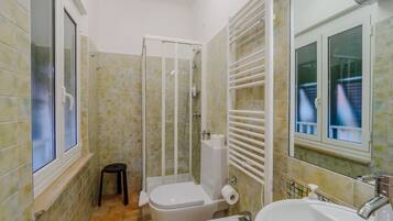 Dusche, umweltfreundliche Kosmetikartikel, Haartrockner, Bidet