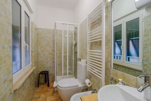 Dusche, umweltfreundliche Kosmetikartikel, Haartrockner, Bidet