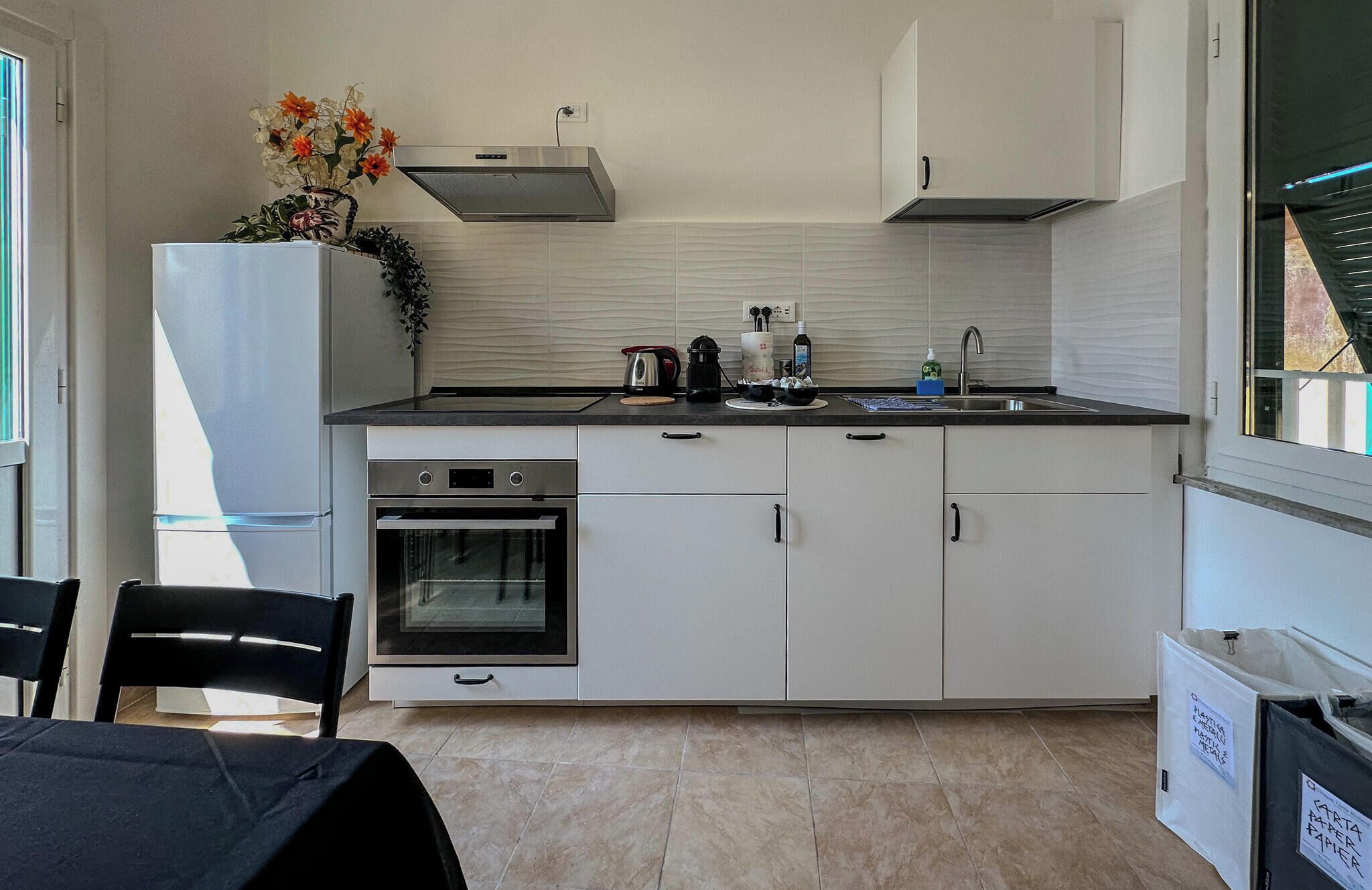 Een koelkast, een magnetron, een oven, een kookplaat