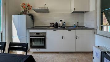 Een koelkast, een magnetron, een oven, een kookplaat