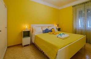 Double bedroom in sunny yellow - Ca' Bea with AC and Terrace (Vernazza)