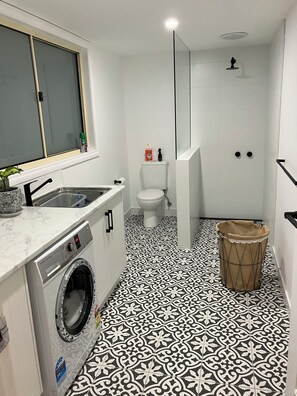 Dusche, Haartrockner, Handtücher, Seife