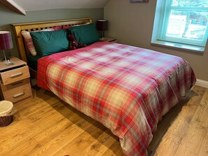 Studio | Iron/ironing board, free WiFi, bed sheets - Inviting 1-bed Studio in Pitlochry (Pitlochry)