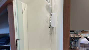 Studio | Bathroom | Shower, hair dryer, towels