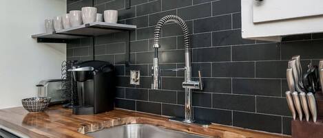 Kylskåp, mikrovågsugn, ugn och spishäll