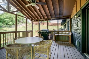 Outdoor dining - Modern Lodge Home near Downton w/Hot Tub (Birmingham)