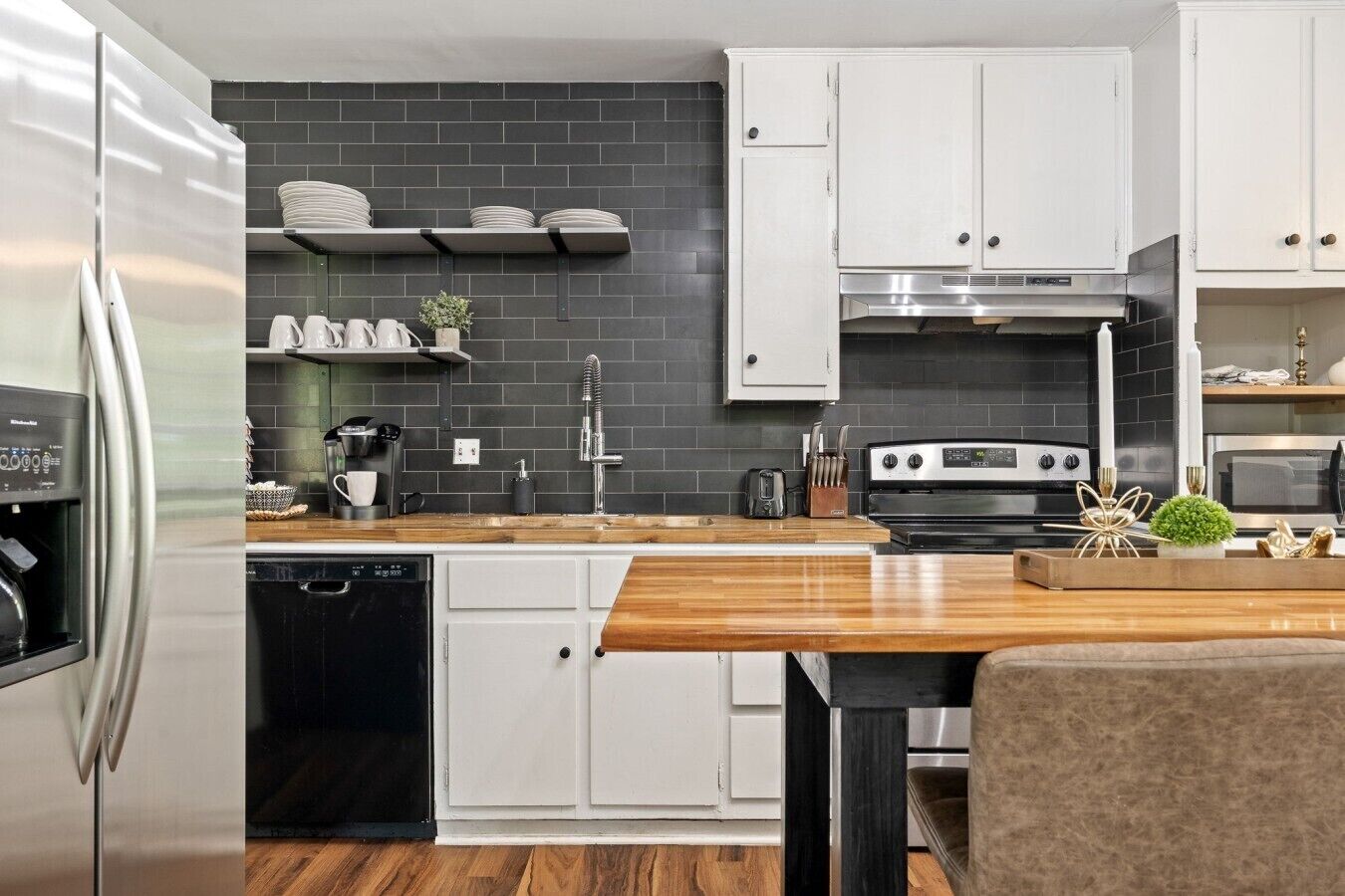 Coffee/tea maker, fridge, microwave, oven