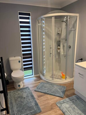 Shower, hair dryer, towels, soap - Relax In Natures Playground (Turangi)