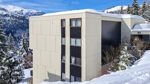 A modern building with a flat roof, large windows, and a sign reading 'IRIS.' - Renovated studio with cabin in Flaine, sunny balcony (Flaine)