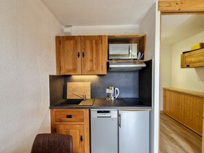 Kylskåp, mikrovågsugn, diskmaskin och kaffe- och tebryggare